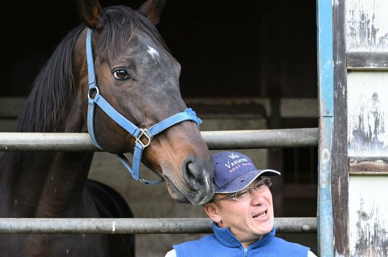 スプリングファーム（青森県十和田市）の佐々木拓也氏とじゃれあうウインバリアシオン ／ photograph by Keiji Ishikawa
