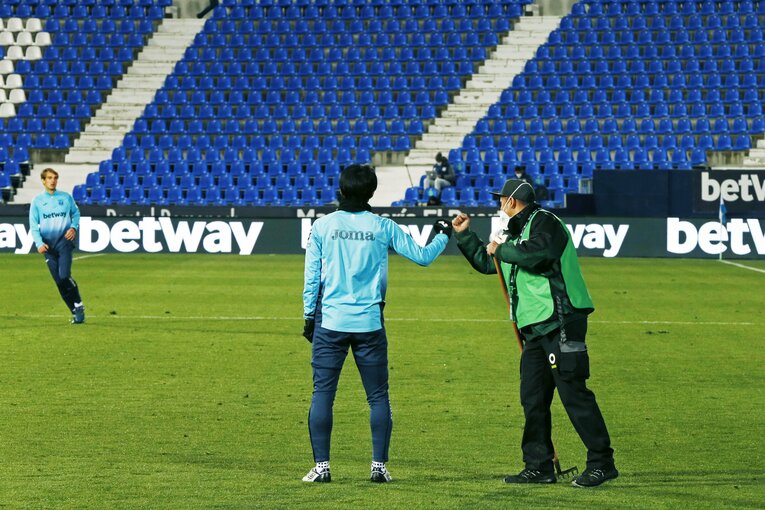 グラウンドキーパーとコミュニケーションを取る柴崎©Daisuke Nakashima