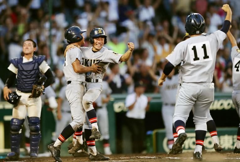 17年夏の甲子園3回戦でサヨナラ勝ちを収め、喜ぶ仙台育英ナイン。その横には悔しさを滲ませる大阪桐蔭時代の福井の姿があった　©︎KYODO