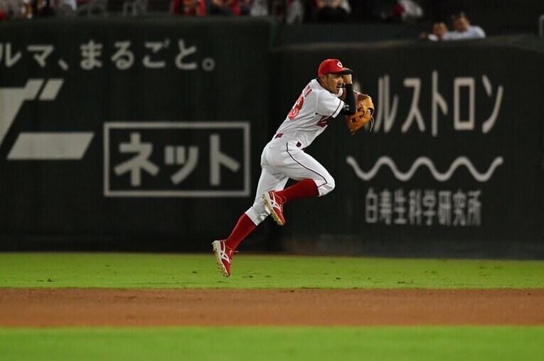 2017年、菊池の鮮やかな守備※写真をクリックしていくと一連のプレーがご覧になれます　©Hideki Sugiyama