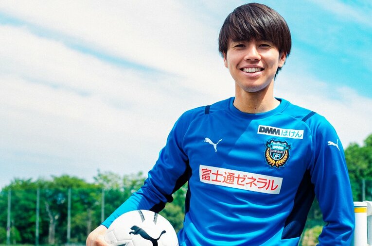 さわやかな笑みを見せる田中碧。フロンターレ、そして若き日本代表の中盤で存在感を見せている ／ photograph by Kaori Nishida