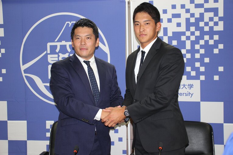 2019年ドラフトで阪神に育成2位で指名された奥山皓太（右）と、会見に同席した高山監督。奥山は昨季オフに戦力外通告を受けたが、球団史上初の国立大出身選手として注目を集めていた　©Yu Takagi