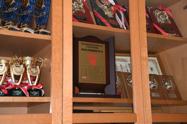 【現地カット】21世紀枠候補校に贈呈される記念盾　©Kota Inoue