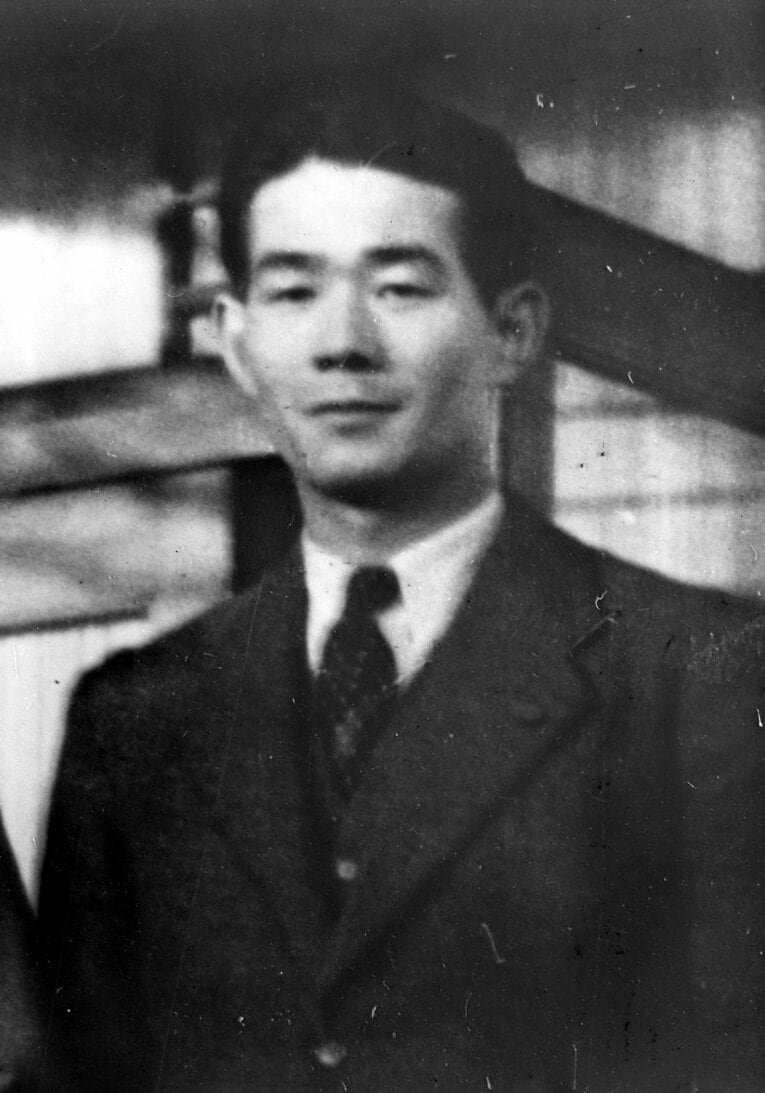 スーツを着た沢村栄治　©KYODO