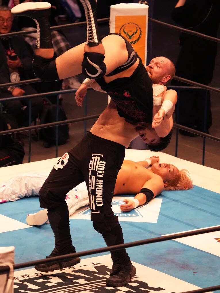 成田蓮に脳天逆落としデスライダーを見舞うジョン・モクスリー　©Essei Hara