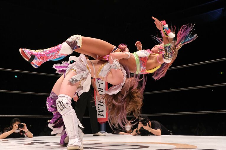 たむのジャーマンスープレックスが高いブリッジで決まる