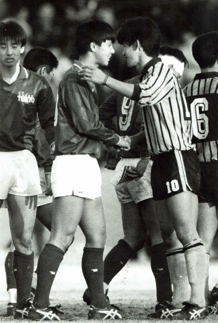 1987年度の選手権。準々決勝（帝京戦）でPK勝ち。帝京の礒貝洋光と握手する平澤（当時高3）　©Hidetake Murata