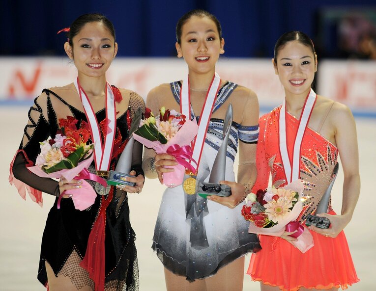 2007年12月、なみはやドームで行われた全日本選手権。当時のフィギュア界は男女ともシングル競技が絶大な人気を誇っていた。女子は浅田真央が2連覇、2位に安藤美姫、3位中野友加里と華麗な争いを繰り広げた　©JIJI PRESS
