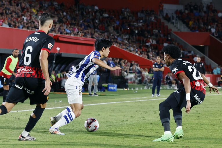 「久保建英と浅野拓磨が笑顔で握手」4年ぶり日本人対決で敗戦にイラ立っても久保がスペイン語で語った「荷車を引くんだ」…カメラマンが見た事実(10)