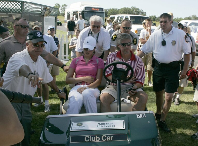 体調不良でコースを後にするミッシェル・ウィー（2006年ジョンディア・クラシック）©︎Getty Images