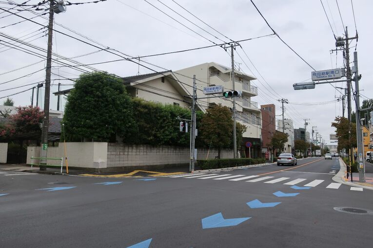 南口から少し歩いたところにある交差点