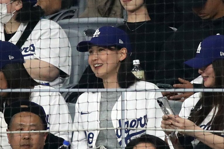 妻の姿もテレビで映された　©Getty Images