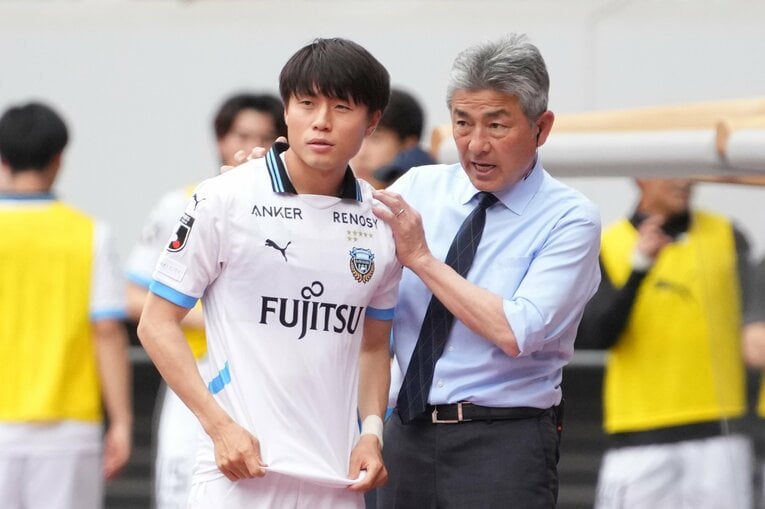 途中出場の山内日向汰に指示を送る長谷部監督　©Masashi Hara