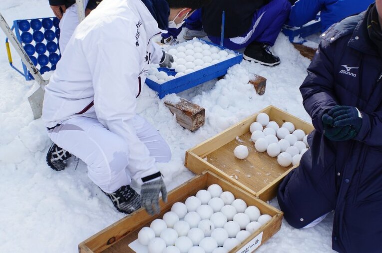 4年ぶりに開催された「昭和新山国際雪合戦」。事実上、雪合戦の世界一を争う。写真は専用の製造機で雪球をつくる様子。雪球が割れないよう製造機で圧雪した上に、両手で固める
