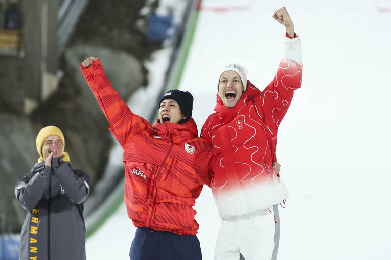 珍しい2人での3位表彰台となった二階堂とスイスのグレゴア・デシャバンデン　©Tsutomu Kishimoto/JMPA