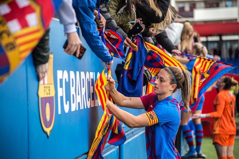 ファンのサインに応じるプテラス。バルセロナの司令塔にして美人選手だけあって、人気は絶大だ　photograph by Getty Images