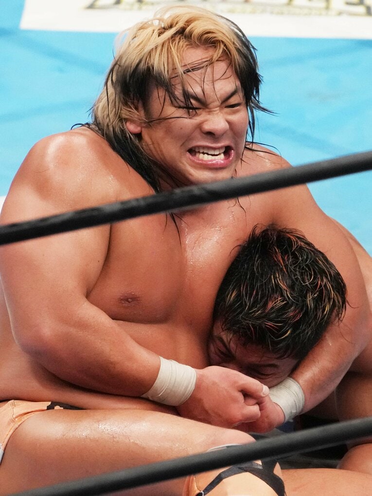 ひたすらヘッドロックで攻め続ける大岩陵平　©Masashi Hara