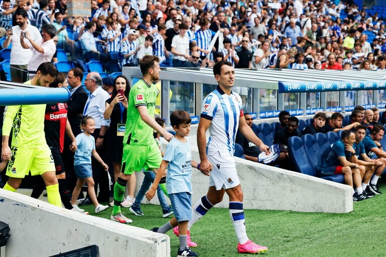 久保建英22歳が試合中“舌をペロッ＋笑顔”で…「クボいるの？」子供人気は今季も！ カメラマンが撮った“ソシエダ2年目開幕前のワクワク”(9)