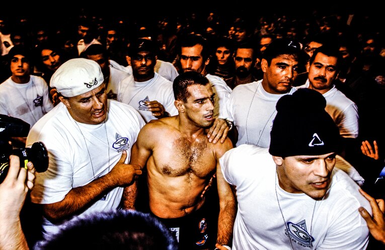 完璧に腕を極められていたものの、ホイラーはレフェリーストップに納得がいかずこの表情