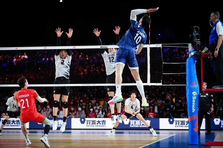 高橋藍、小野寺太志のブロック（VNLイラン戦）　©︎Volleyball Wrold