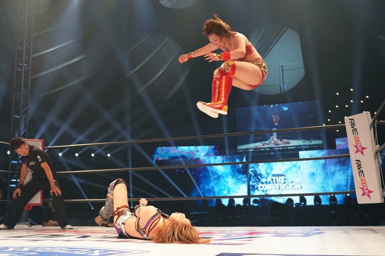 Sareeeはフットスタンプを連発　©Essei Hara