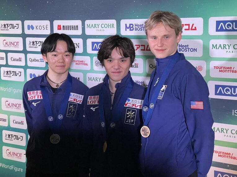 SP後の3ショット。左から鍵山優真、宇野昌磨、イリア・マリニン　©Akiko Tamura