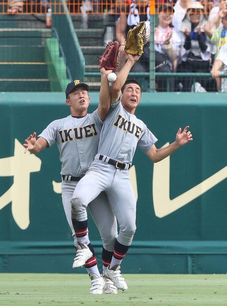 湯田が先発した慶応との甲子園決勝。5回にはセンターとレフトが交錯して、慶応・丸田の打球を落球するシーンも　©JIJI PRESS