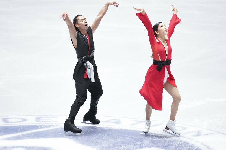 NHK杯SPで演技を行う村元＆高橋