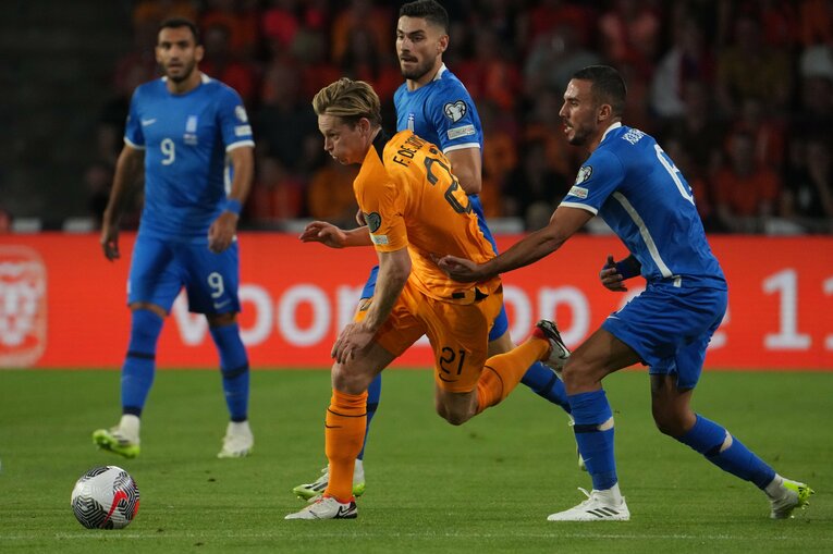 ギリシャ戦で躍動するオランダのフレンキー・デ・ヨング　©Masashi Hara