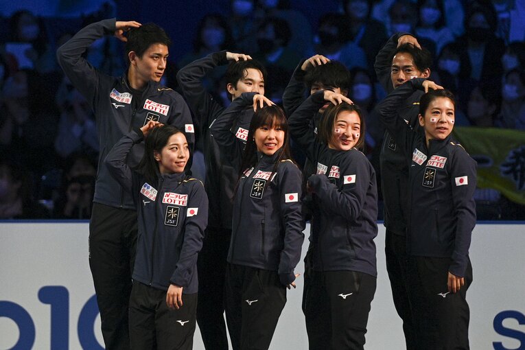 日本は3位。表彰台にてポーズを取る日本チームの面々　©Asami Enomoto