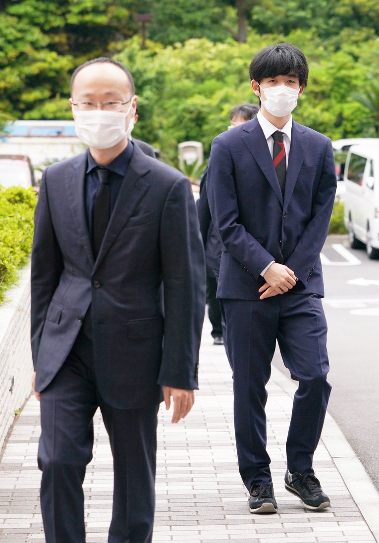 シメオネ監督を彷彿とさせるクールなスーツ姿で藤井聡太（右）との対局に向かう渡辺明　©︎JIJI PRESS