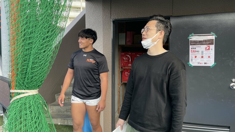 東福岡高校ラグビー部を取材する瓜生さん（写真／本人提供）