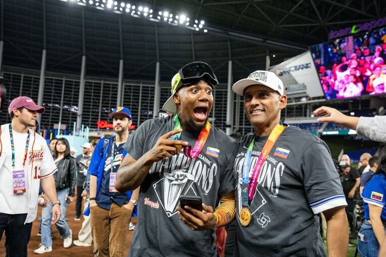 ご家族がやってきたのを見つけたアクーニャJr.はこの表情からの……　©Nanae Suzuki