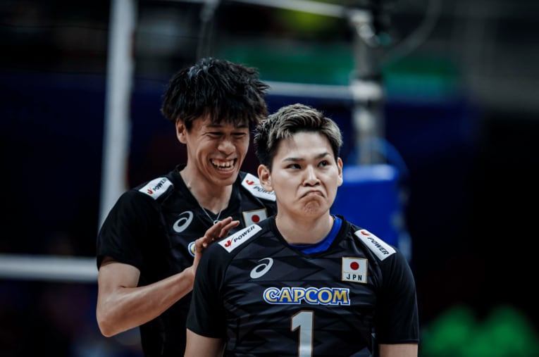 西田有志、富田将馬（VNLキューバ戦）©︎Volleyball World