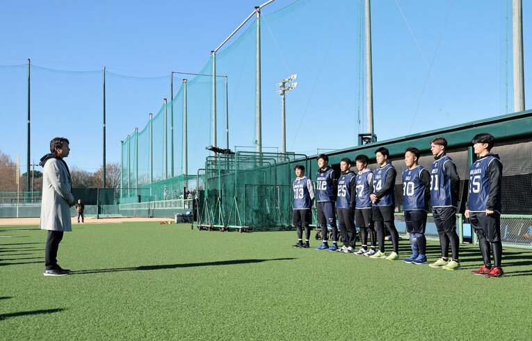 今年1月、ヤクルト戸田球場での新人合同自主トレーニング。荒川の河川敷にある。施設の老朽化などの問題があり、2027年に茨城県守谷市に移転予定　©JIJI PRESS