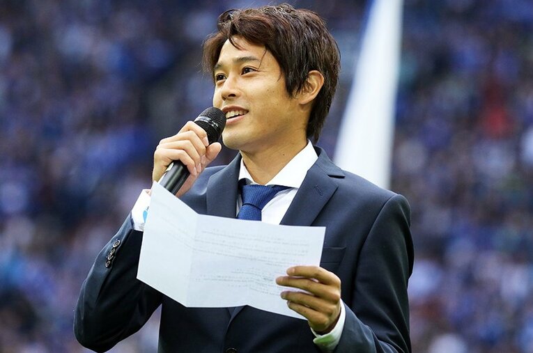 シャルケでの惜別セレモニーでの内田　©Getty Images