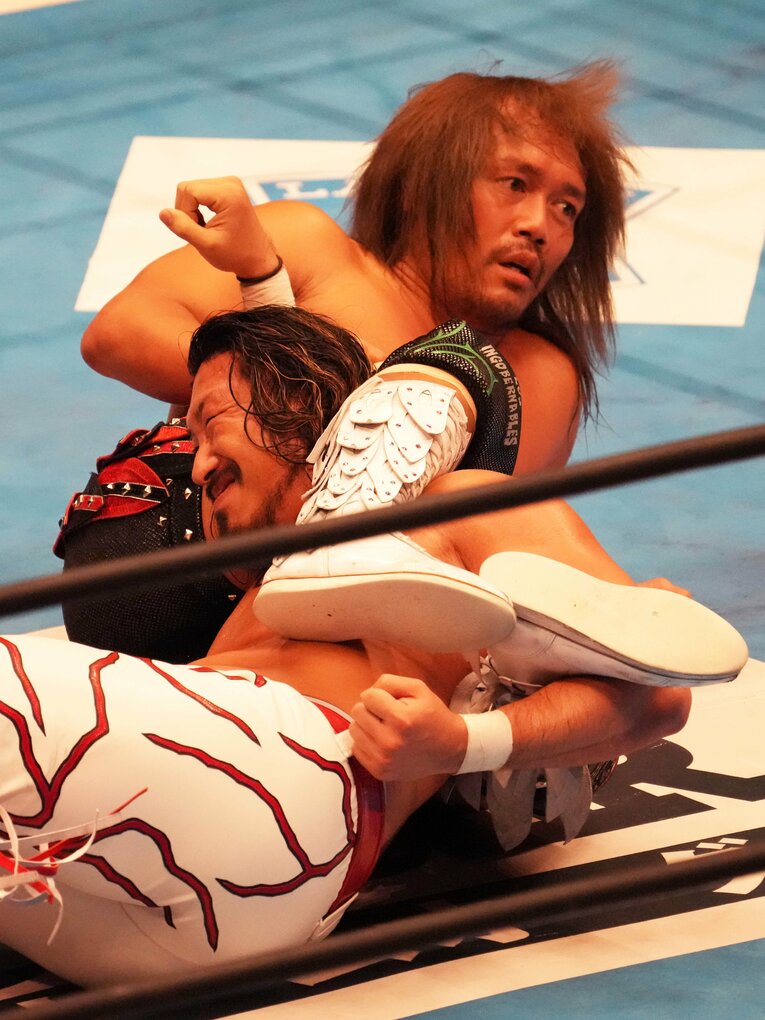 内藤哲也は辻陽太をコントロールして余裕を見せる　©Essei Hara