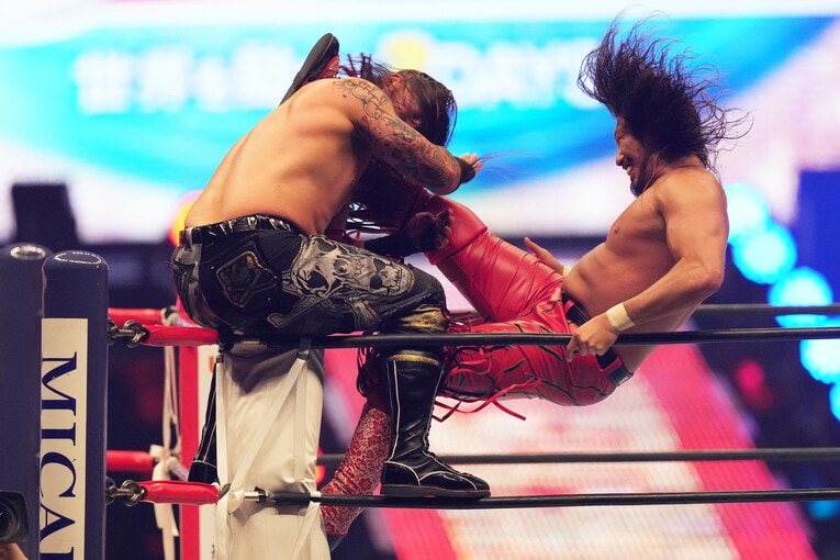 コーナーのデビッド・フィンレーに延髄斬りを放つ辻陽太　©Essei Hara