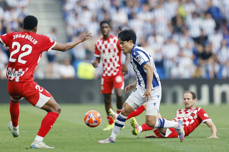 「久保建英が子供ファンにユニホームを」日本代表招集前のホーム最終戦で監督と別れ…5季連続欧州カップ戦は「ソシエダでの奇跡的な時」だった(10)