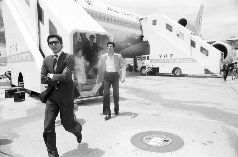 1979年5月、小林繁の阪神1年目。飛行機で伊丹空港に帰阪した小林（手前）と江本孟紀　©Sankei Shimbun