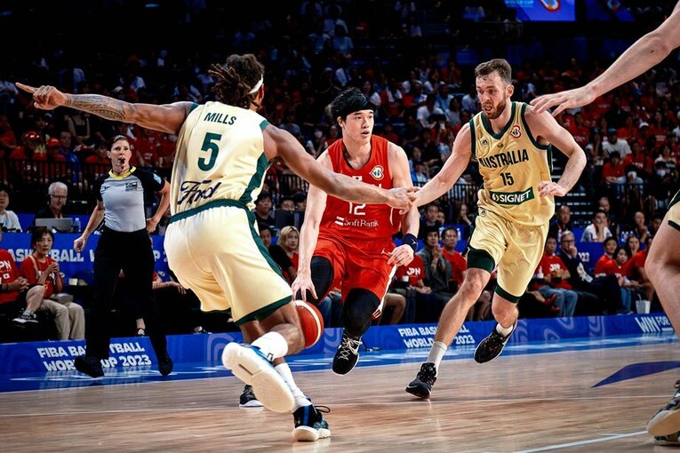 インサイドに切り込む渡邊。チーム最長の出場時間で献身的なプレーを見せた　©FIBA