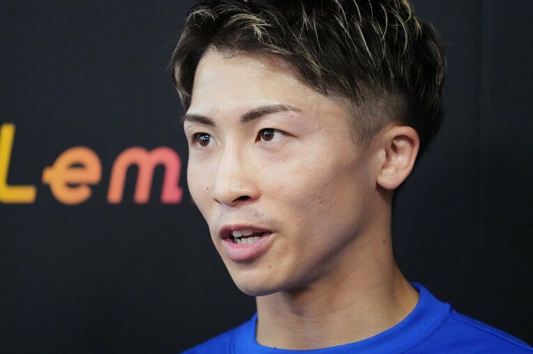 取材に応じる井上尚弥　©Naoki Fukuda