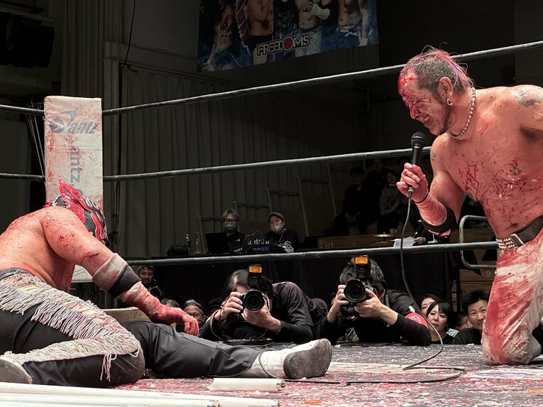 スワイプすると「エル・デスペラードvs葛西純」など激闘写真をご覧になれます　©Norihiro Hashimoto