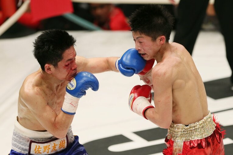 流血しながらも井上尚弥に食らいつく佐野友樹さん　©AFLO SPORT