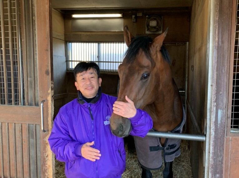 鹿戸師とエフフォーリア　（鹿戸調教師提供）