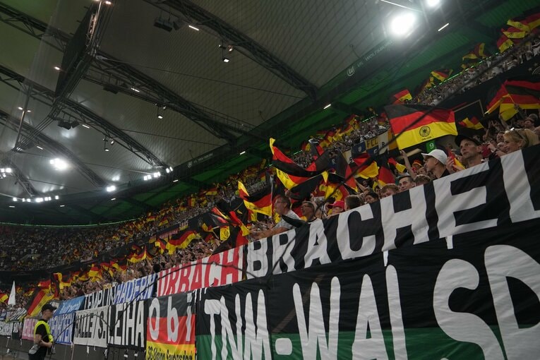 ドイツ国旗を振るサポーター　©Masashi Hara