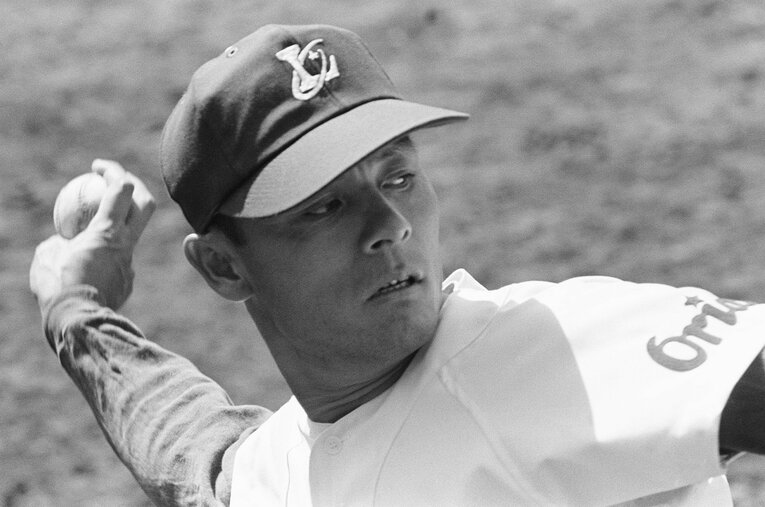 阪神やロッテなどで活躍した300勝投手の小山正明。その正確なコントロールは「投げる精密機械」と評された ／ photograph by JIJI PRESS