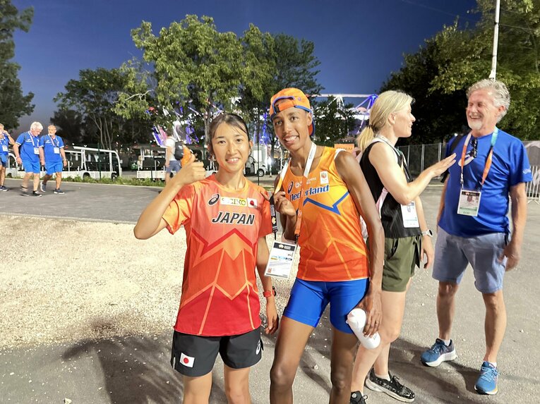 5000m予選レース後にハッサンと記念撮影する田中希実　写真提供：田中健智