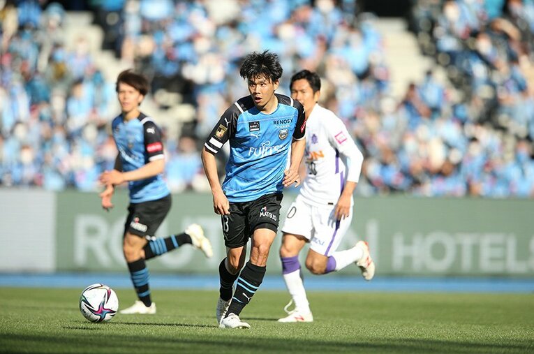 運動量、現代的な戦術眼、そしてゲームの流れを読む力。山根視来の“らせん階段”のような成長は、今のJリーグでぜひ見ておきたい ／ photograph by J.LEAGUE