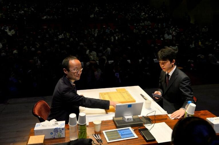 朝日杯オープン決勝で藤井聡太現二冠と対局し、敗れた（2019年2月） ／ photograph by Bungeishunju